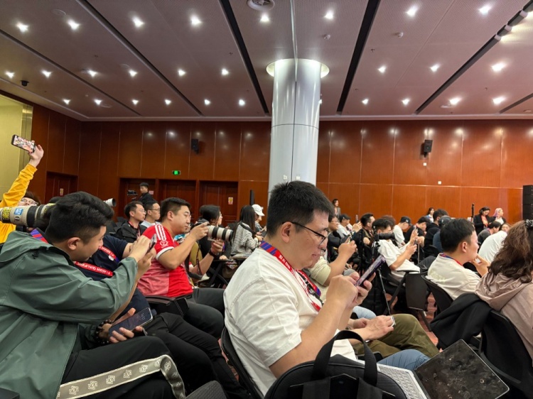  萬眾矚目！記者擠滿國足賽前新聞發(fā)布廳，賽場記者預(yù)計(jì)超300人