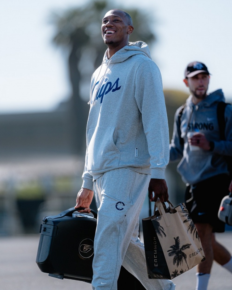  哈登隨隊(duì)出征！快船官方曬出球隊(duì)登機(jī)照：出征東部??！