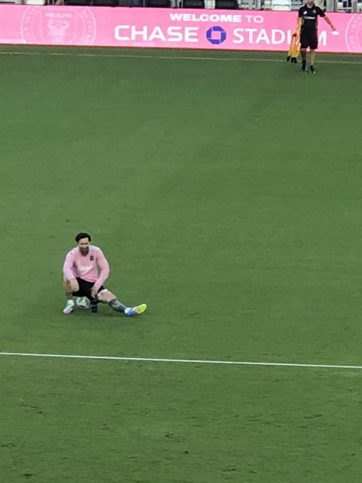  記者：梅西在訓練中對左腿內收肌受傷部位進行冰敷，周末出戰(zhàn)成疑