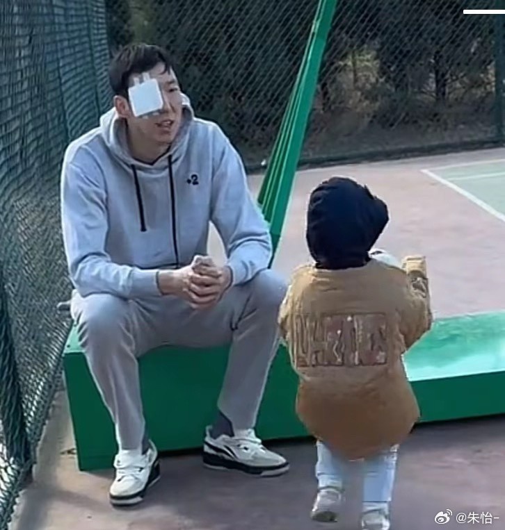  顧家好男人！記者曬出周琦手術(shù)后回歸家庭帶娃照片