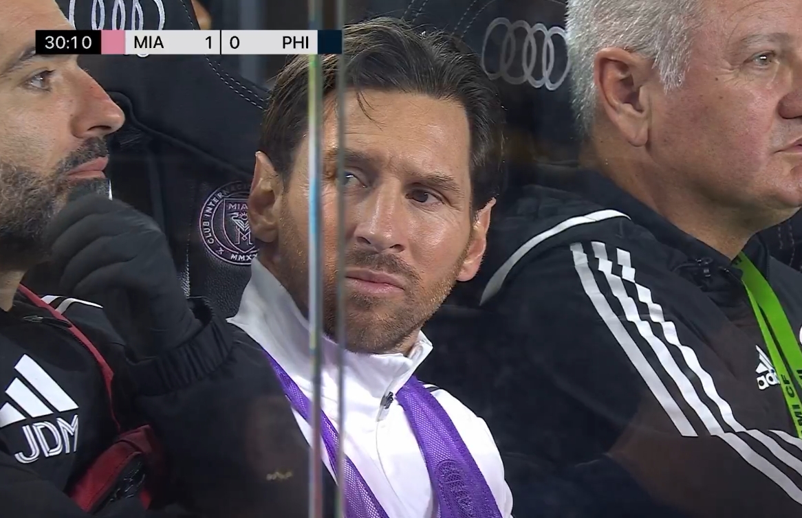  何解梅癮？鏡頭頻頻給到場邊的梅西，缺席阿根廷比賽后繼續(xù)替補(bǔ)