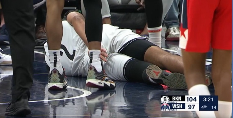  希望沒(méi)事??！卡梅隆-約翰遜對(duì)抗防守平拍在地板上 已返回更衣室