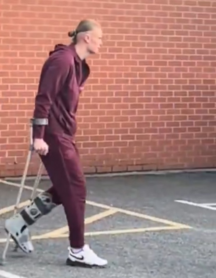  不容樂(lè)觀？球迷拍到哈蘭德拄拐+穿保護(hù)靴離開(kāi)球場(chǎng)