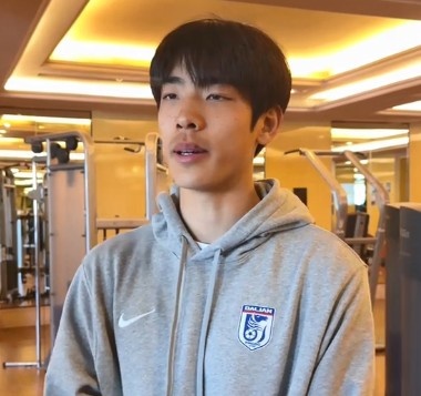  朱鵬宇：現(xiàn)在一邊踢球一邊上大學網(wǎng)課 大家說我挺像哈弗茨