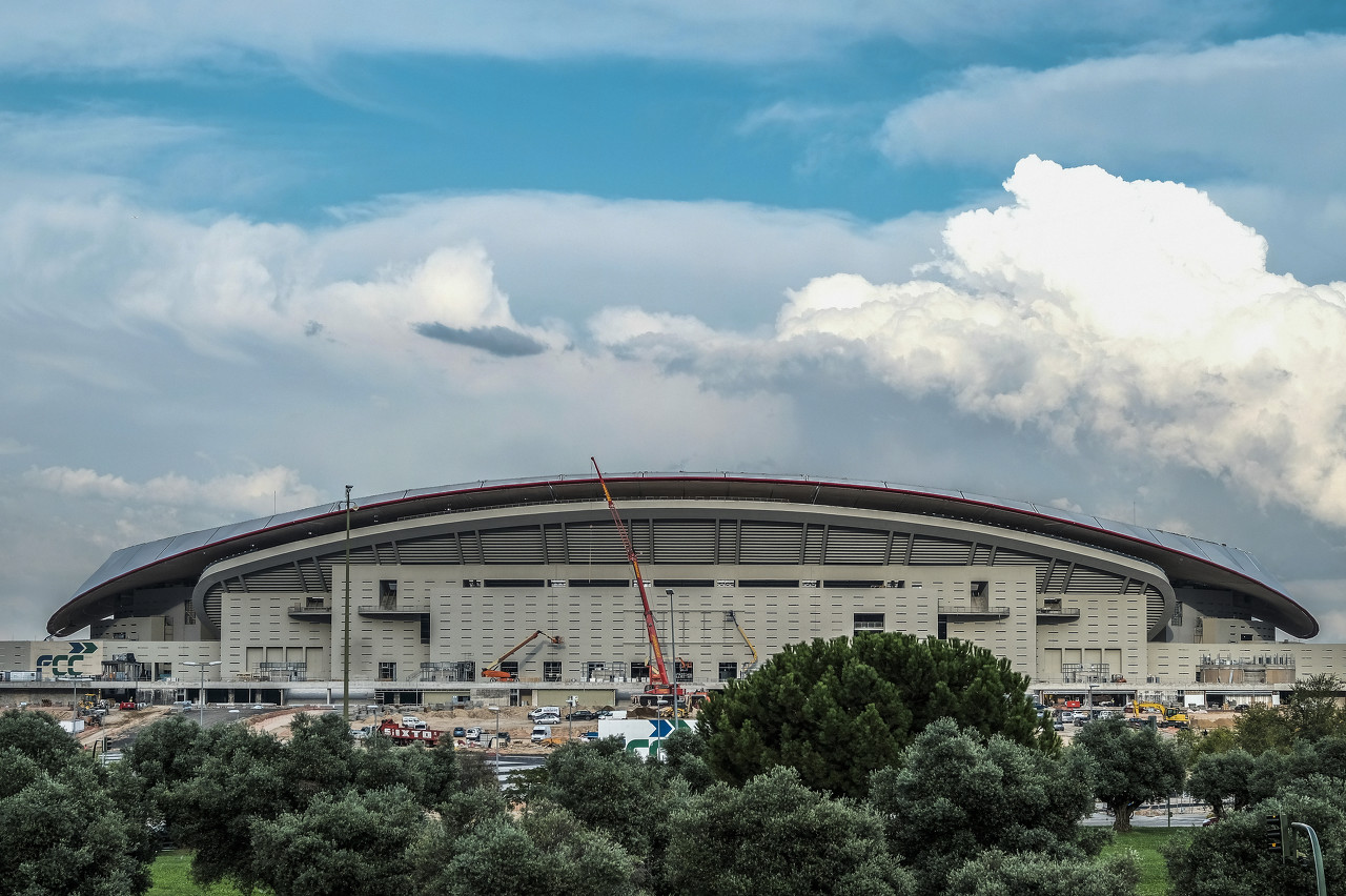  世體：皇馬戰(zhàn)平奧薩蘇納后，馬競(jìng)球迷在大都會(huì)球場(chǎng)附近聚集慶祝