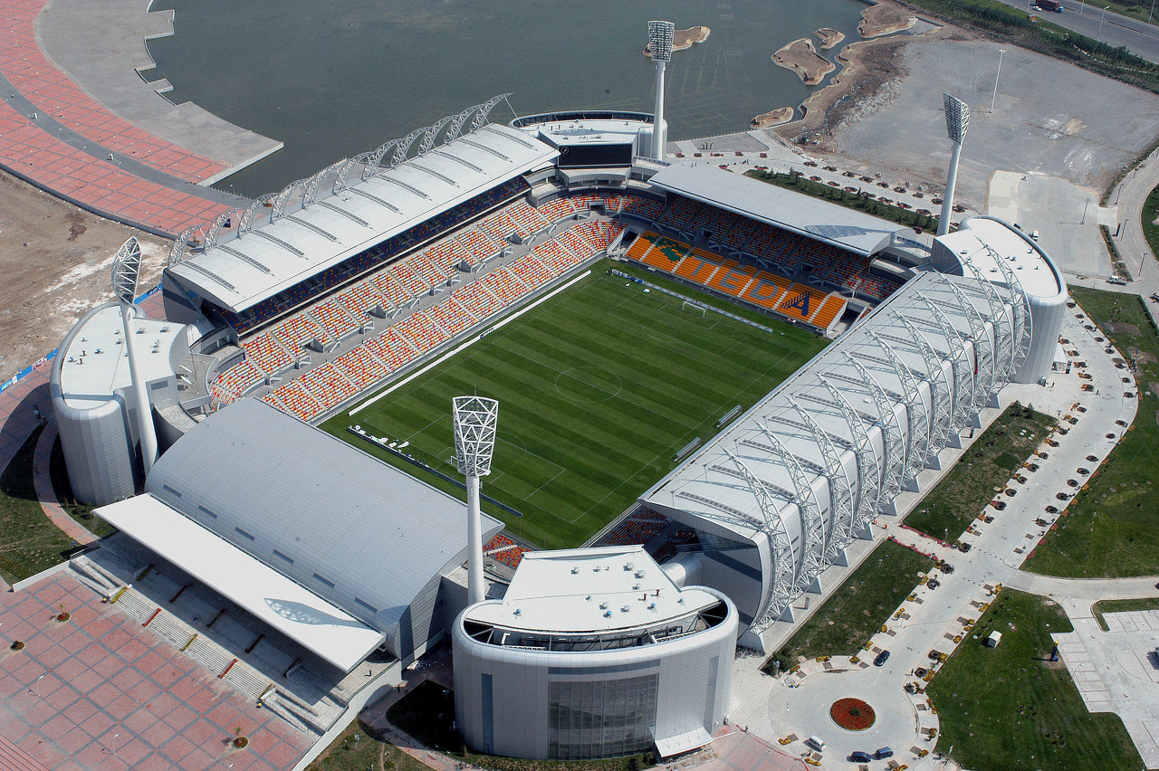  記者：津門虎主場草皮還有些黃 平整度、厚度完全符合比賽需求