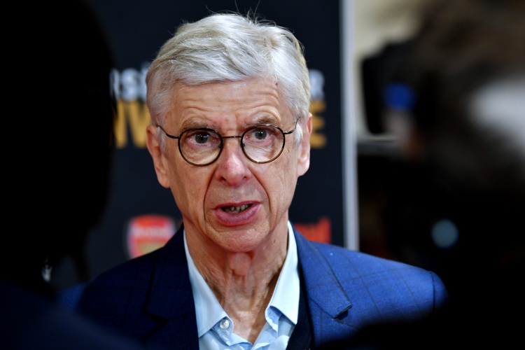  溫格談?dòng)⒊瑺幑冢何覟榘⑸{祈禱，但利物浦剩余13輪需至少輸3場