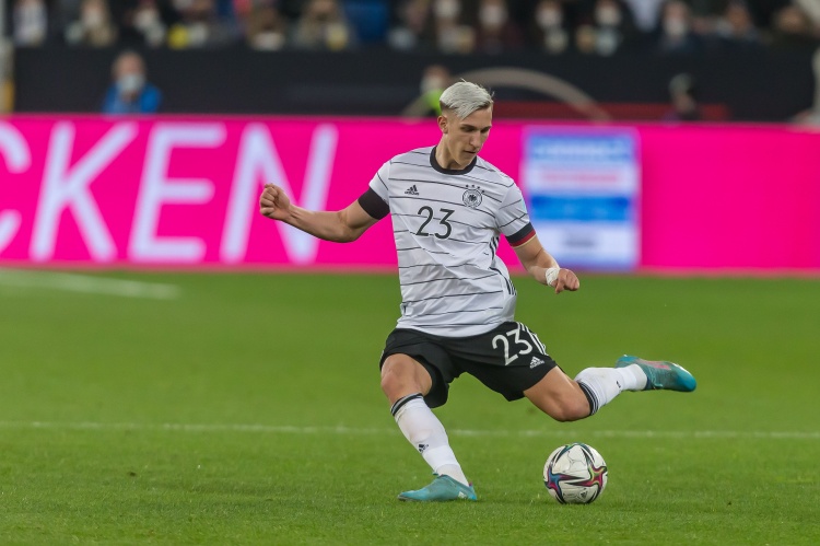  記者：施洛特貝克將取代勞姆對意大利首發(fā)，克萊因丁斯特也將首發(fā)