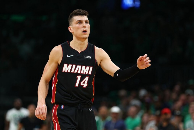  筐都砸歪了！希羅19投4中&三分9中0 得到11分6板3助2斷