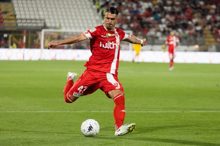  米蘭在等！意媒：佛羅倫薩求購(gòu)D-莫塔遭拒，需要為索蒂爾另尋替身