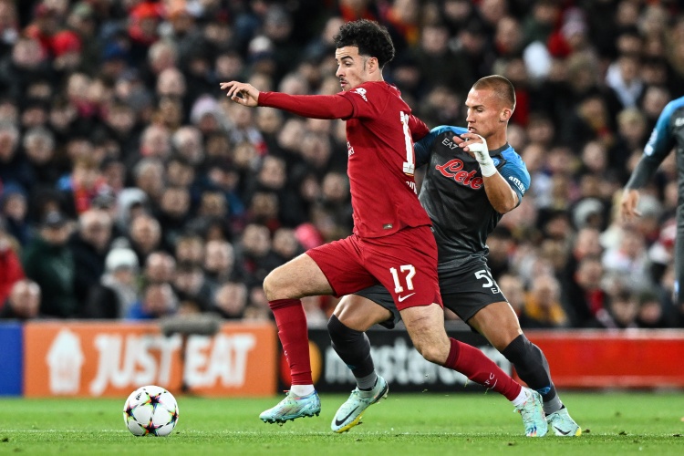  瓊斯是第二位在歐冠點(diǎn)球大戰(zhàn)罰丟點(diǎn)球的英格蘭球員，首位是特里