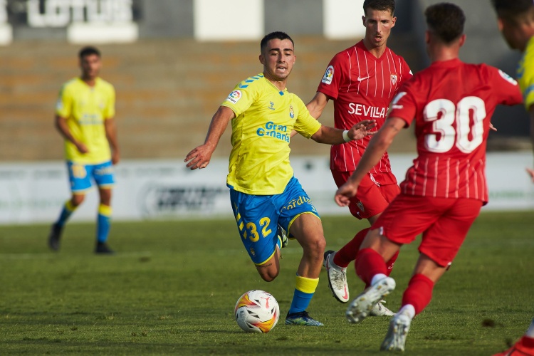  每體：巴薩有意拉斯帕爾馬斯中場(chǎng)莫雷羅，球員合同明夏到期