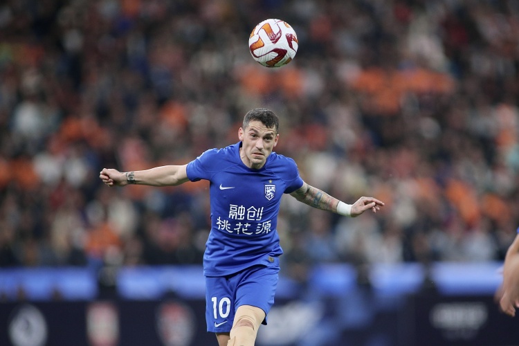  記者：斯坦丘加盟青島西海岸傳聞不屬實，阿齊茲已與西海岸會合