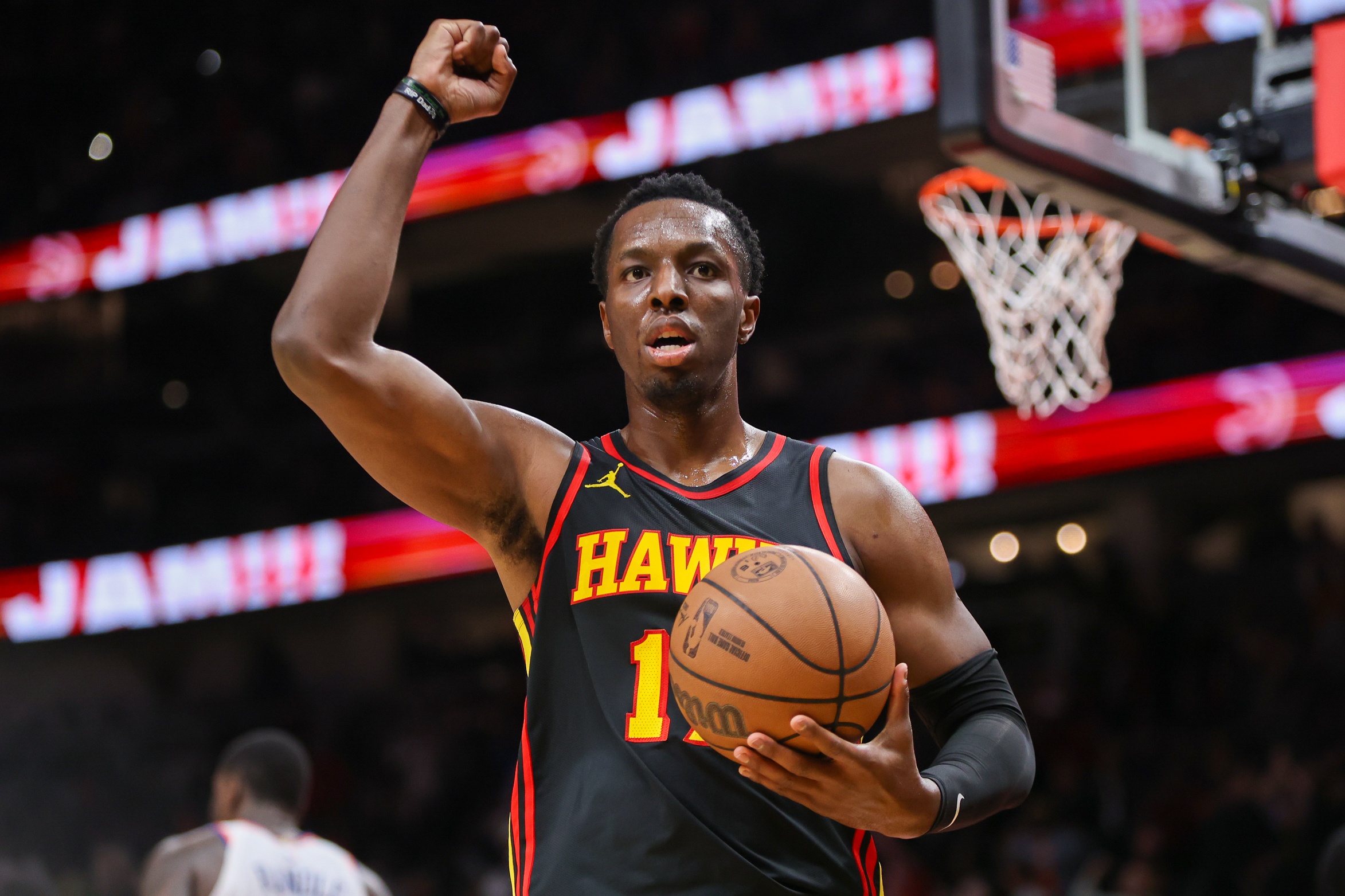  積極主動(dòng)！奧孔武12中7拿下16分16板2助3斷3帽 8前場(chǎng)板