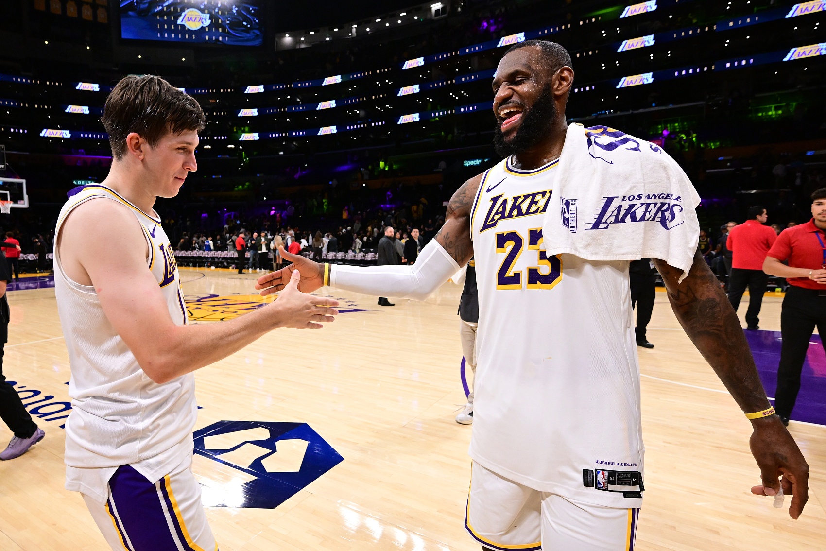  背靠背客戰(zhàn)開(kāi)拓者！湖人首發(fā)：詹姆斯/里夫斯/DFS/八村塁/海斯