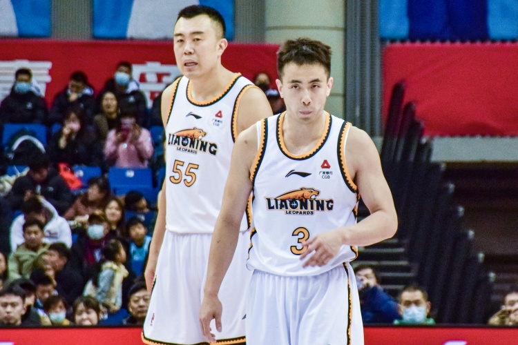  犯規(guī)危機(jī)！趙繼偉和韓德君半場(chǎng)均3犯 趙繼偉5分8助&韓德君5中5