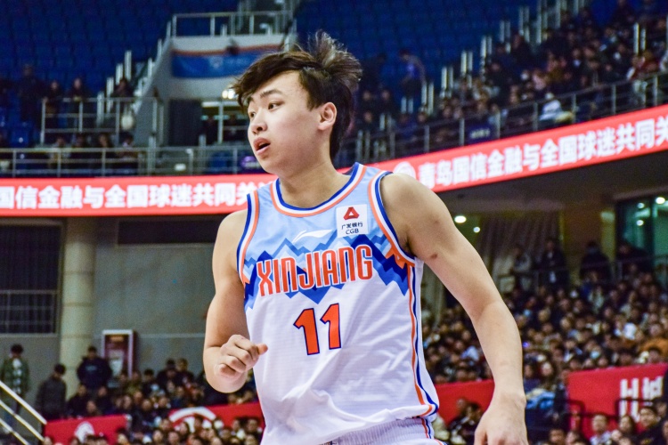  狀態(tài)出色！齊麟首節(jié)5分鐘4中3得到7分1助