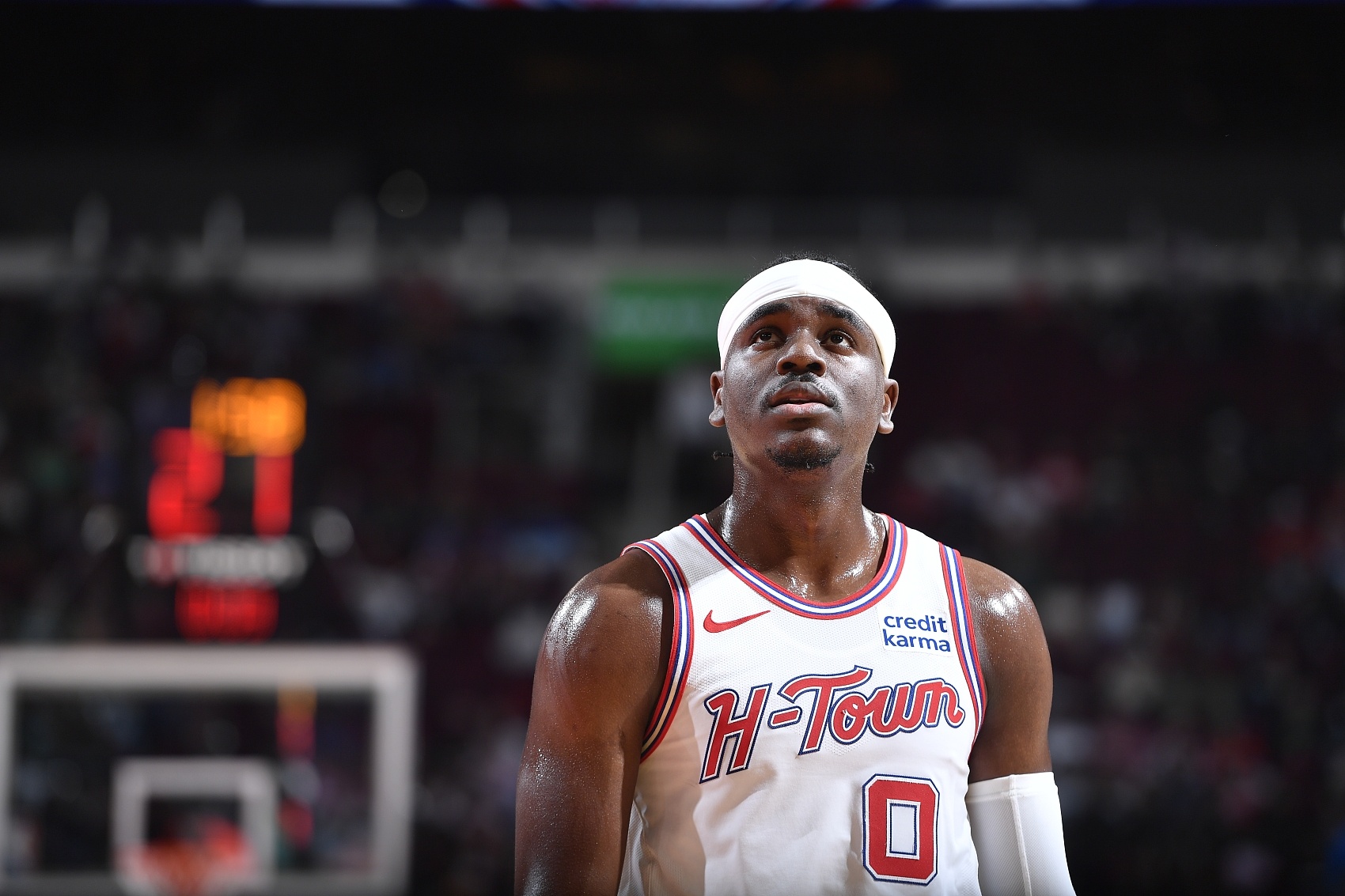  打得可以！阿隆-霍勒迪半場6中4拿到全隊(duì)最高8分 盯防庫里