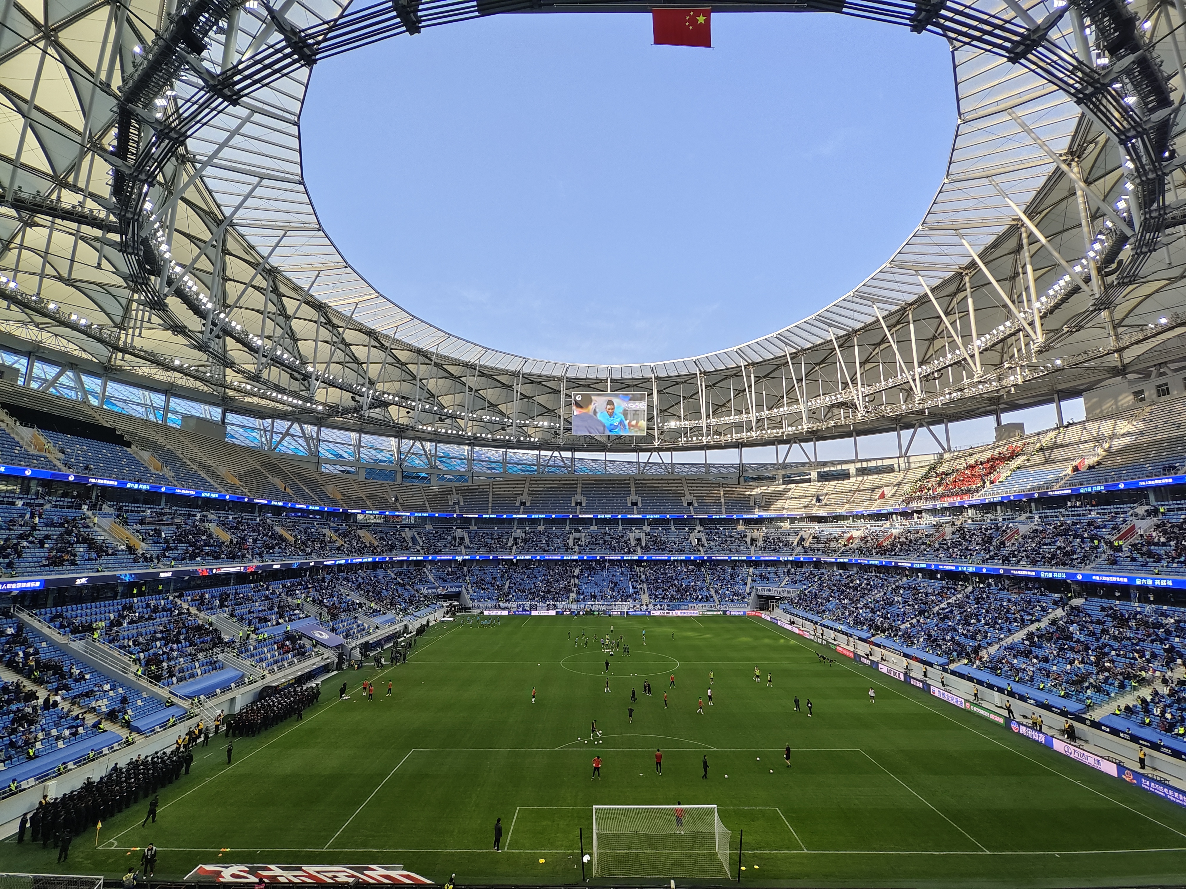  足球報(bào)：梭魚(yú)灣后勤保障為英博贏球打下基礎(chǔ)，工作人員清晨清雪