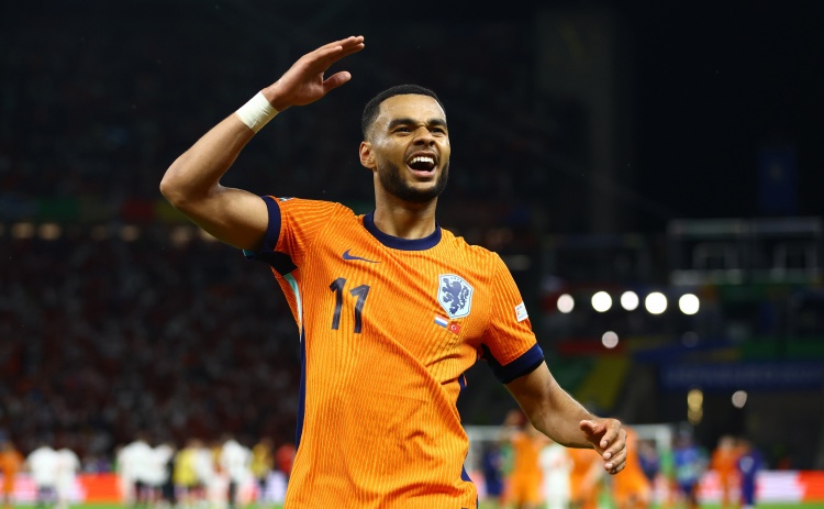  加克波為荷蘭隊(duì)出戰(zhàn)前37場(chǎng)比賽參與21球，本世紀(jì)僅次于亨特拉爾