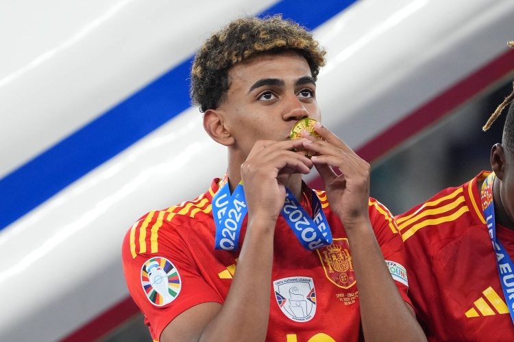  大腿！亞馬爾在德拉富恩特麾下直接參與12球，同期西班牙隊(duì)內(nèi)最多