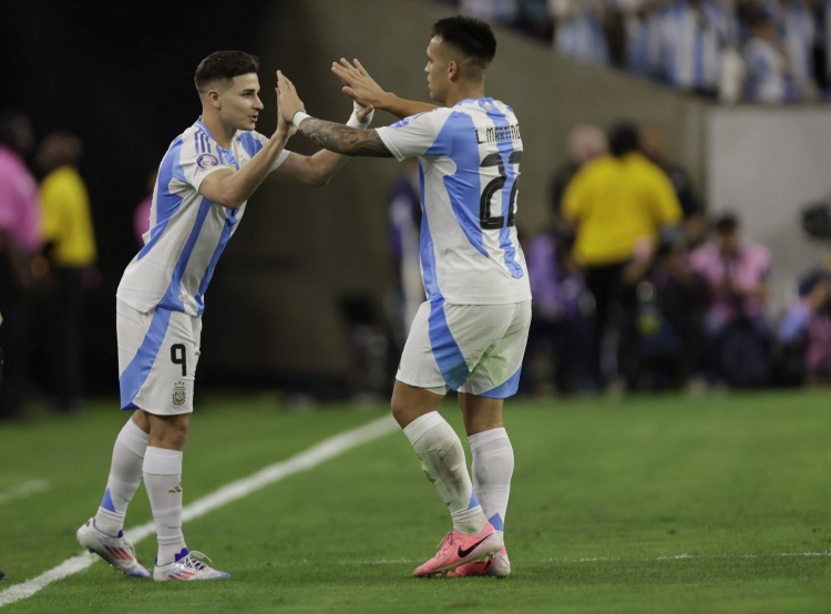  TYC：梅西傷缺后，勞塔羅和阿爾瓦雷斯可能聯(lián)袂首發(fā)對陣烏拉圭