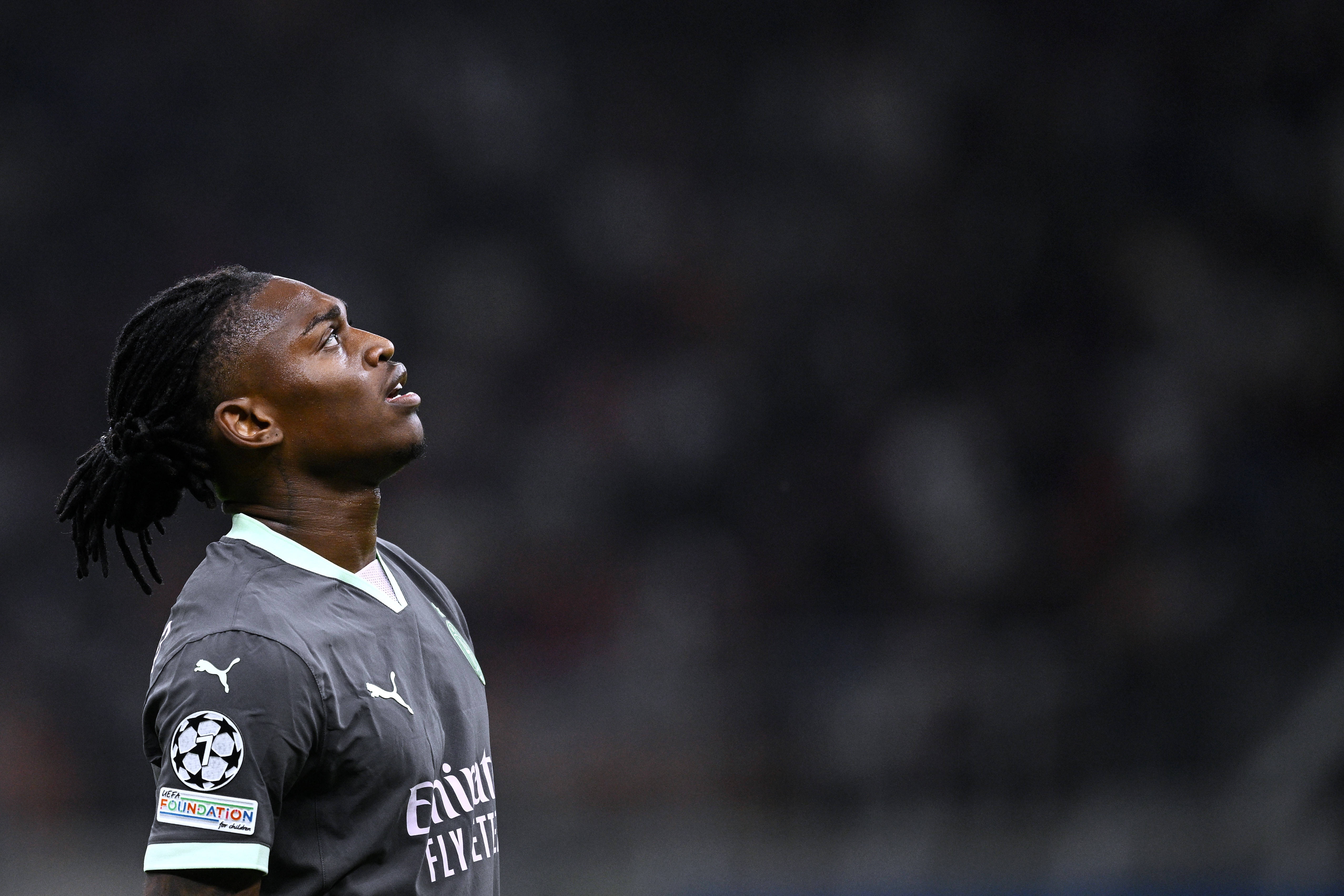  情有可原！萊奧歐冠帶傷出場，在比賽中途走到場邊服用止痛藥