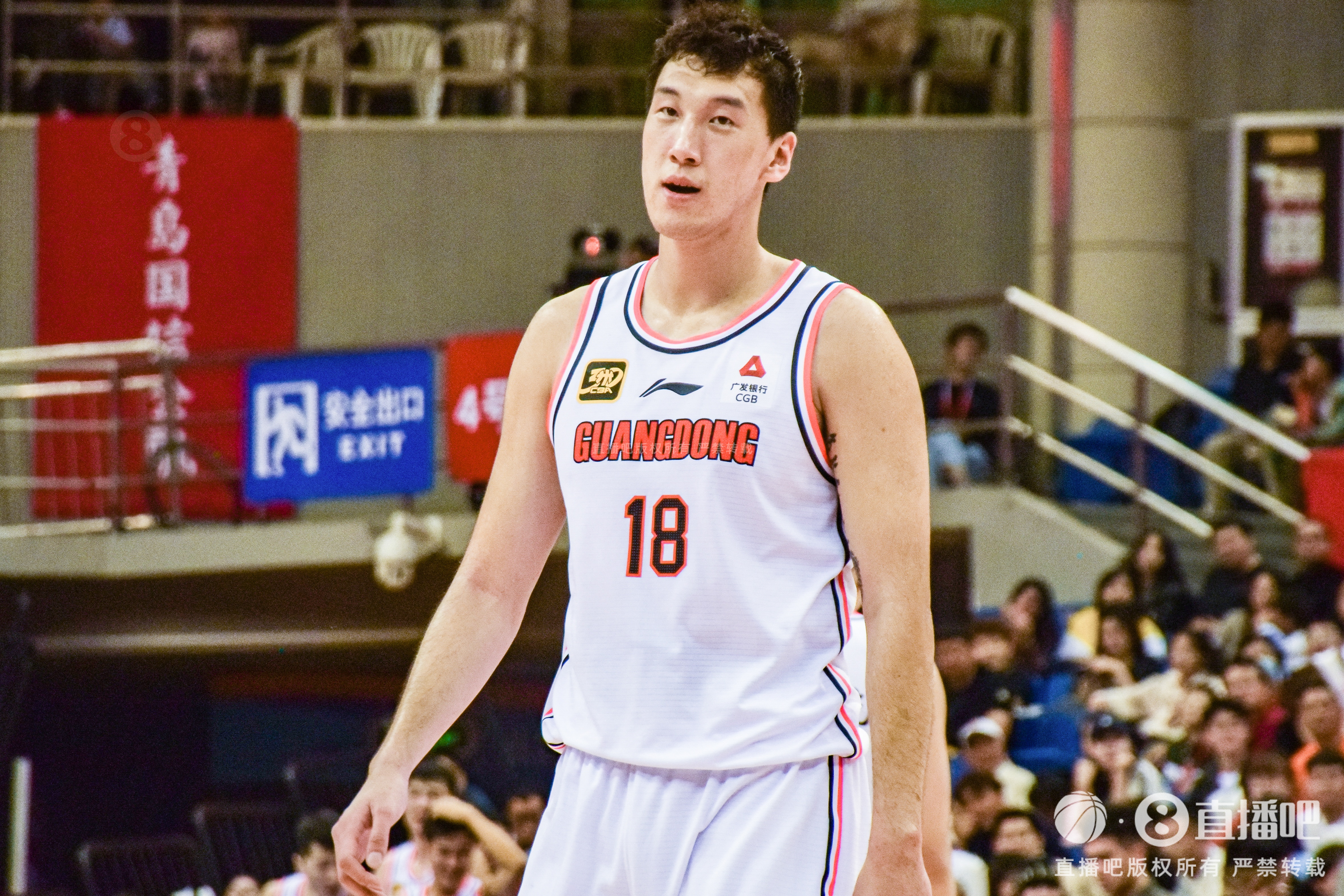  神射手！杜潤旺上半場三分5中4得到12分1板1助1斷