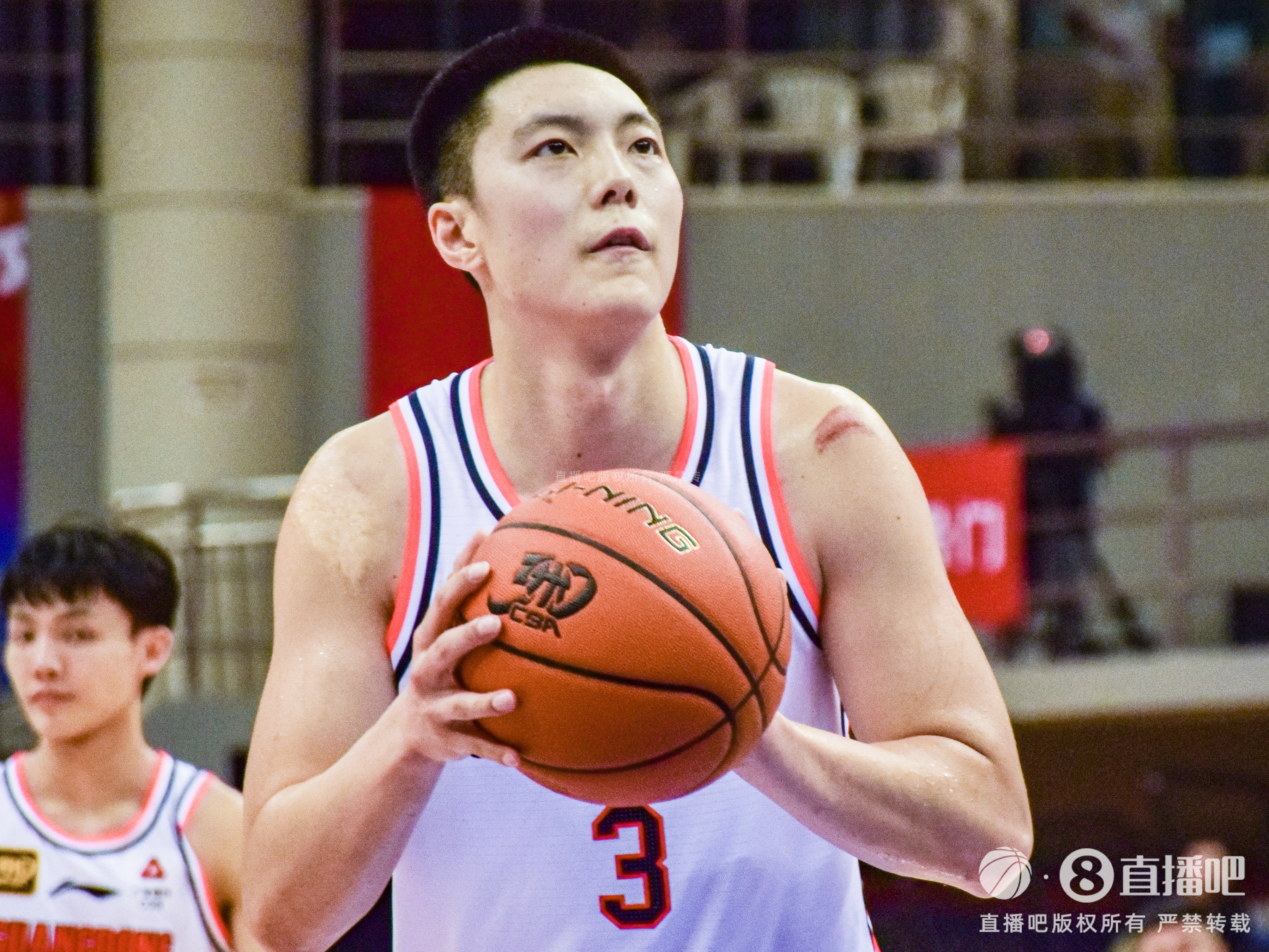  還需適應(yīng)！胡明軒10中3&三分6中2得到11分3板2助 關(guān)鍵發(fā)球違例