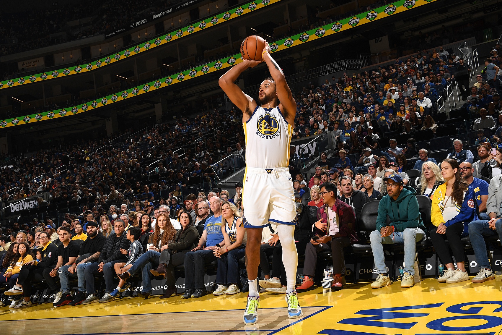  再見灣區(qū)！李凱爾只在勇士打了36場比賽就被交易