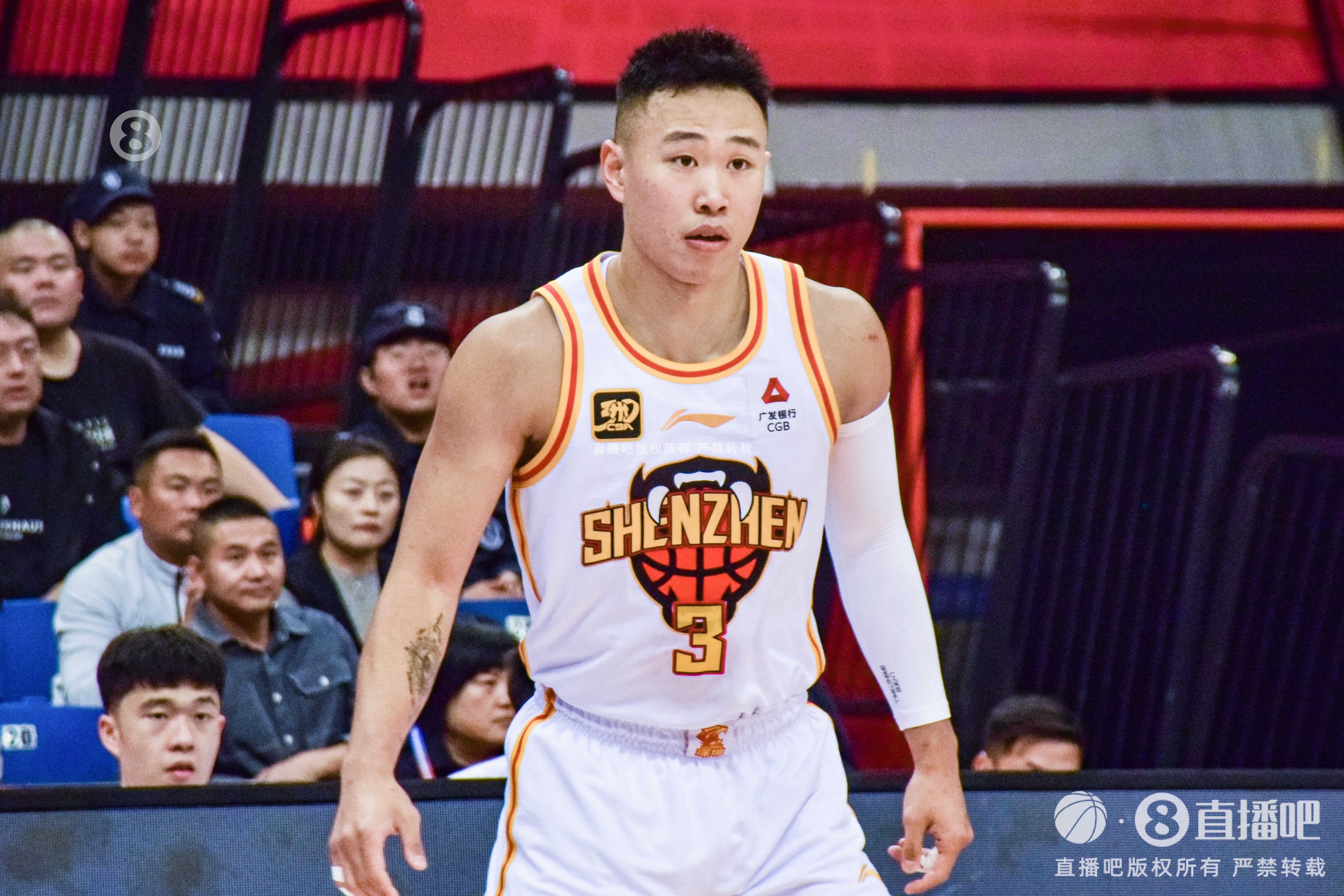  打滿24分鐘！賀希寧半場(chǎng)9中5拿到15分4板 三分6中3