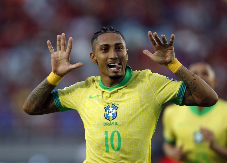  馬爾基尼奧斯：拉菲尼亞展現(xiàn)了領(lǐng)導(dǎo)力，保持狀態(tài)他是金球獎競爭者