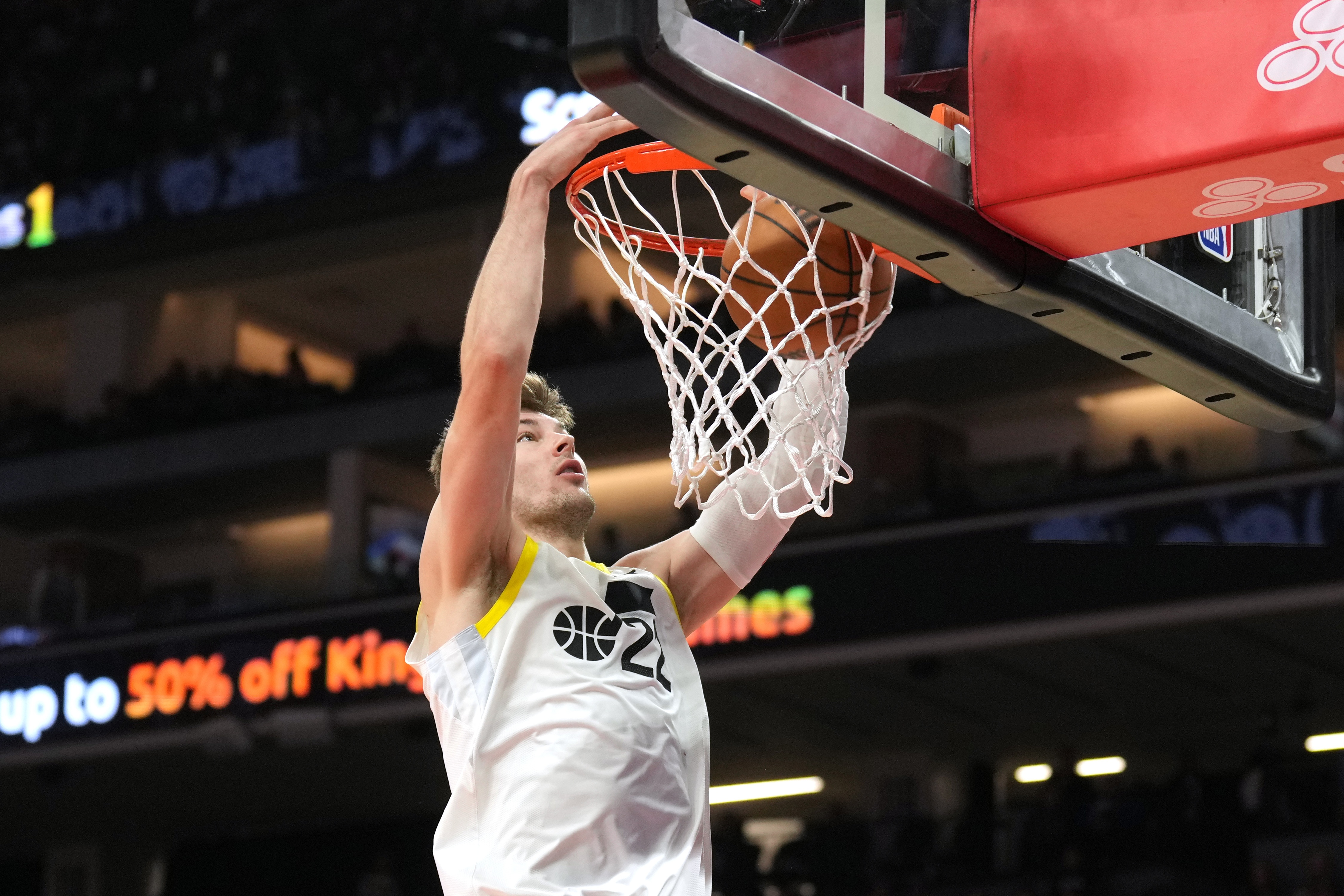  先發(fā)制人！菲利波夫斯基首節(jié)內(nèi)外開花獨得12分 正負(fù)值+15