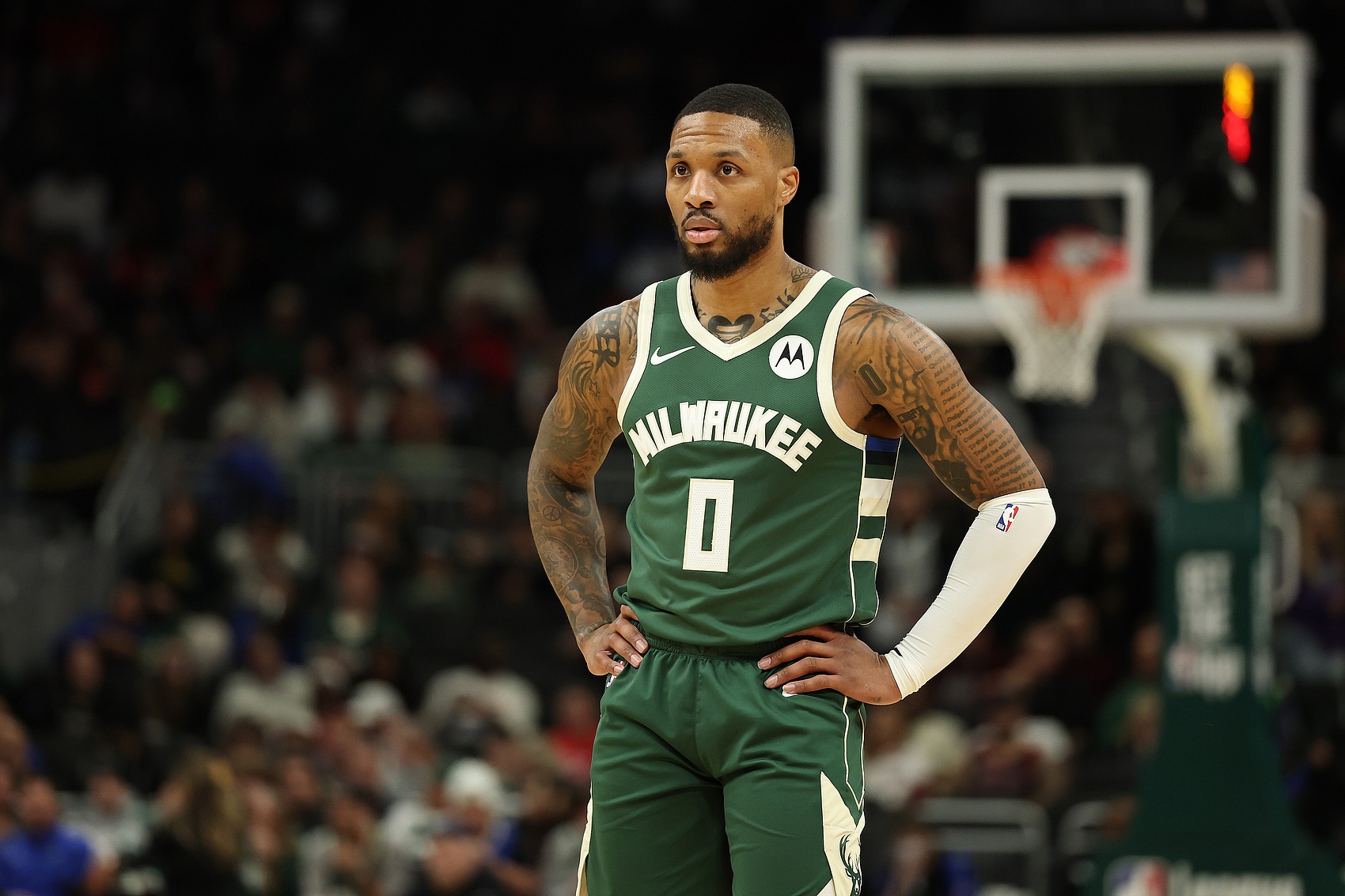  第三節(jié)當綠葉！利拉德第三節(jié)拿8分2助&看字母攻 三節(jié)已轟下34分！