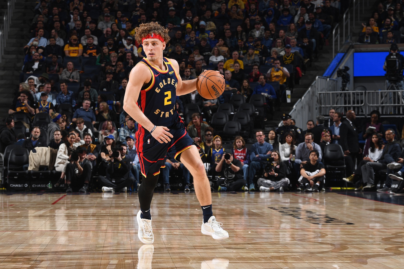  盼無大礙！開場(chǎng)僅一分鐘波杰姆斯基因腰傷返回更衣室