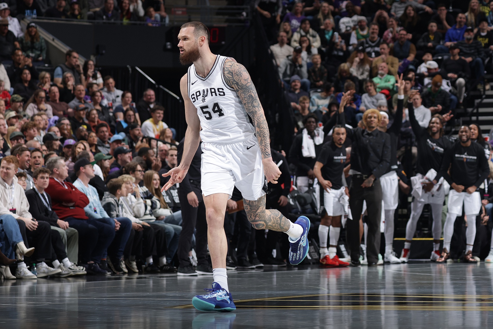  替補(bǔ)奇兵！馬穆凱拉什維利半場(chǎng)6中5&三分3中3得13分&搶3個(gè)前場(chǎng)板