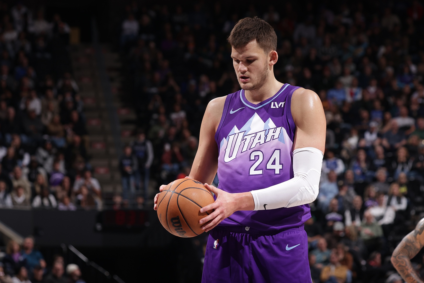  100%命中率砍25+10+5且無(wú)失誤！凱斯勒比肩約基奇 歷史唯二