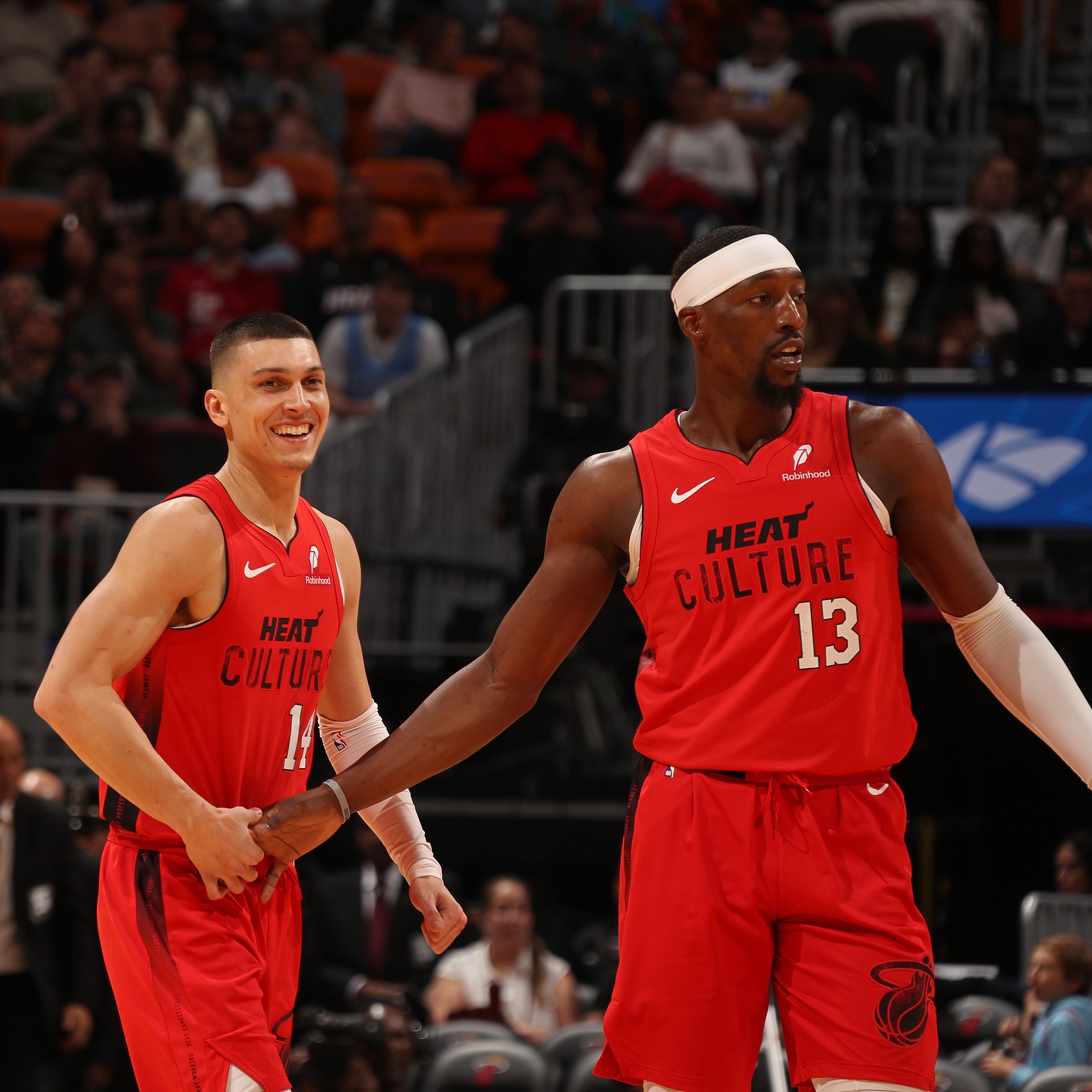  雙核驅(qū)動(dòng)！半場阿德巴約11中6拿15分9板 希羅9中4得10分