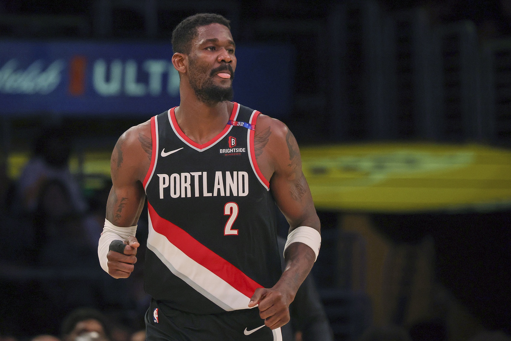  希望沒事??！艾頓9中5拿10分1帽&0籃板 小腿受傷離場