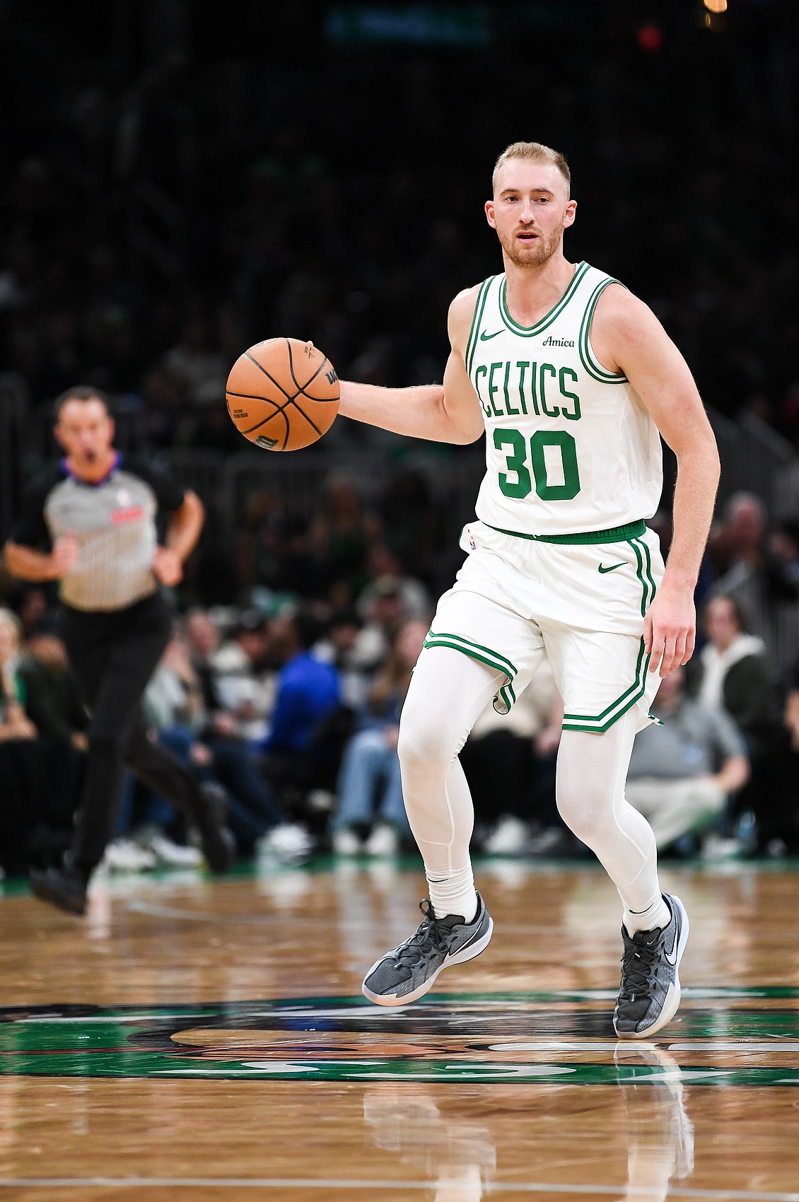  挺身而出！豪澤狂甩19個(gè)三分命中9記 全場(chǎng)轟33分創(chuàng)生涯新高