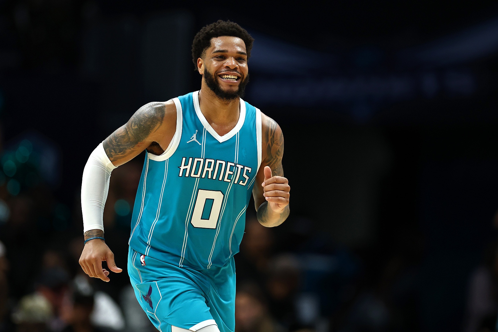  三分準(zhǔn)絕殺！邁爾斯-布里奇斯18中10拿到25分7板 正負(fù)值+7