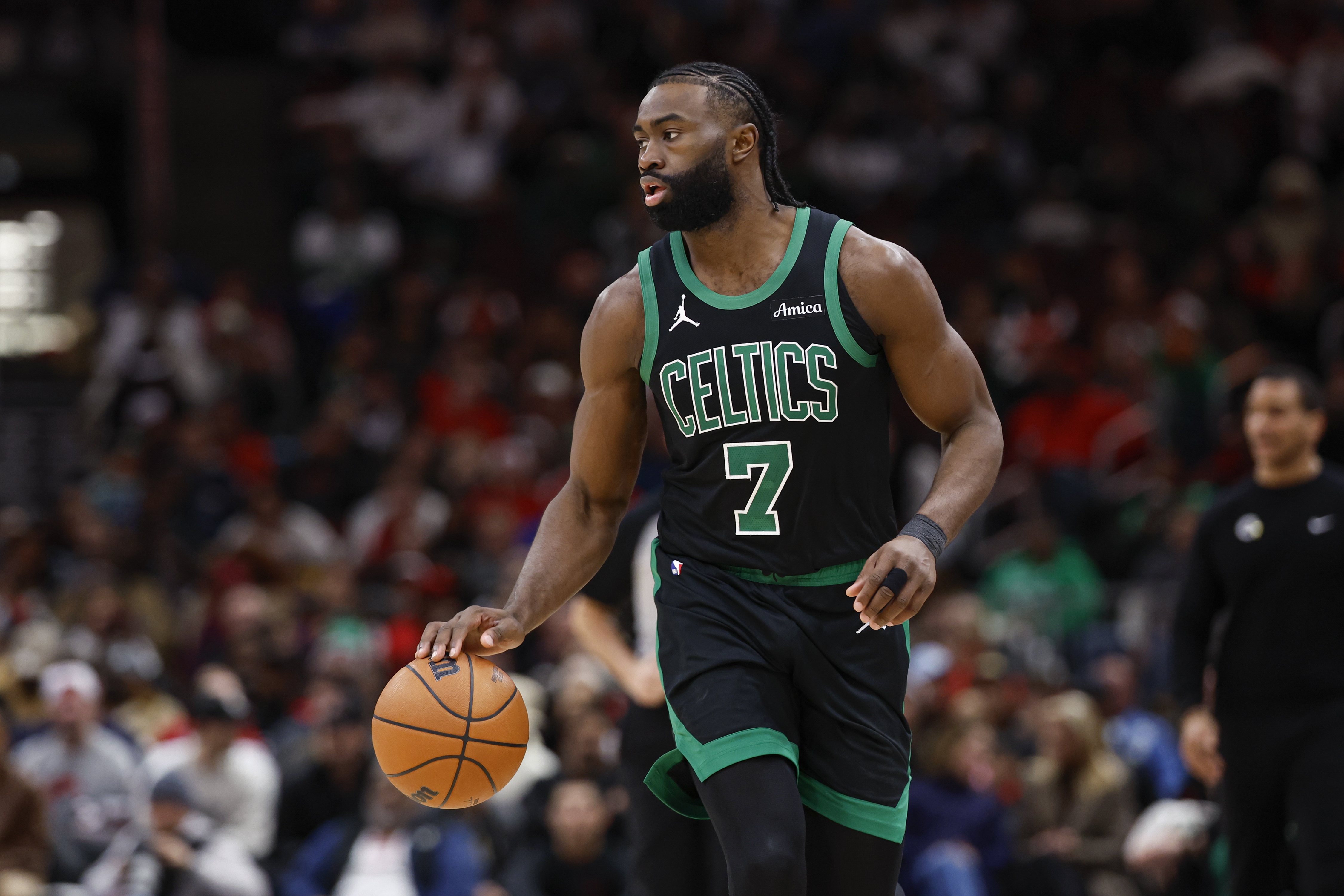  略鐵！杰倫-布朗上半場(chǎng)12投4中&三分3中0 得到11分2板3助