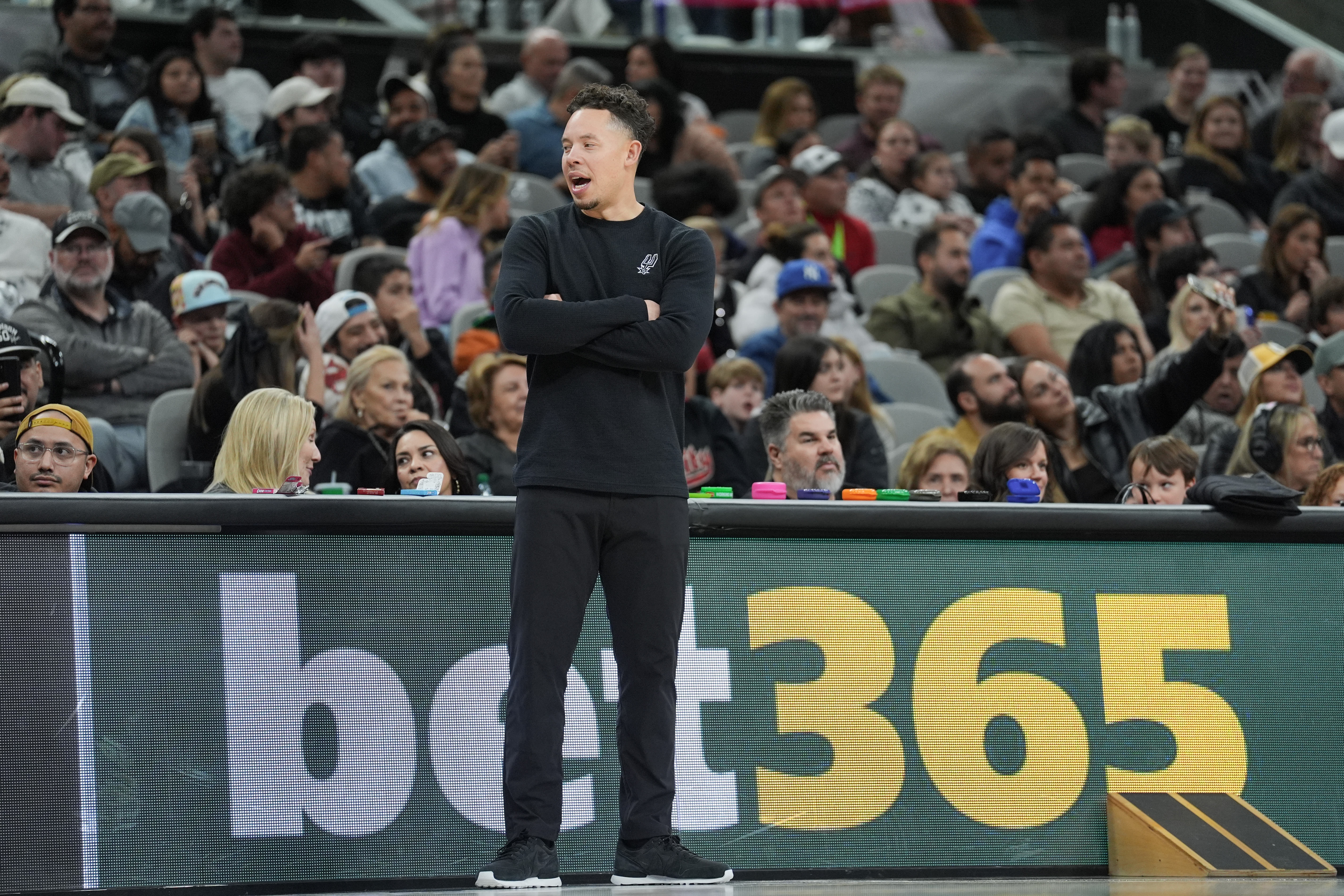  籃板輸了15個(gè)！馬刺代理主帥：籃板屬于身體對(duì)抗的問(wèn)題 非常失望