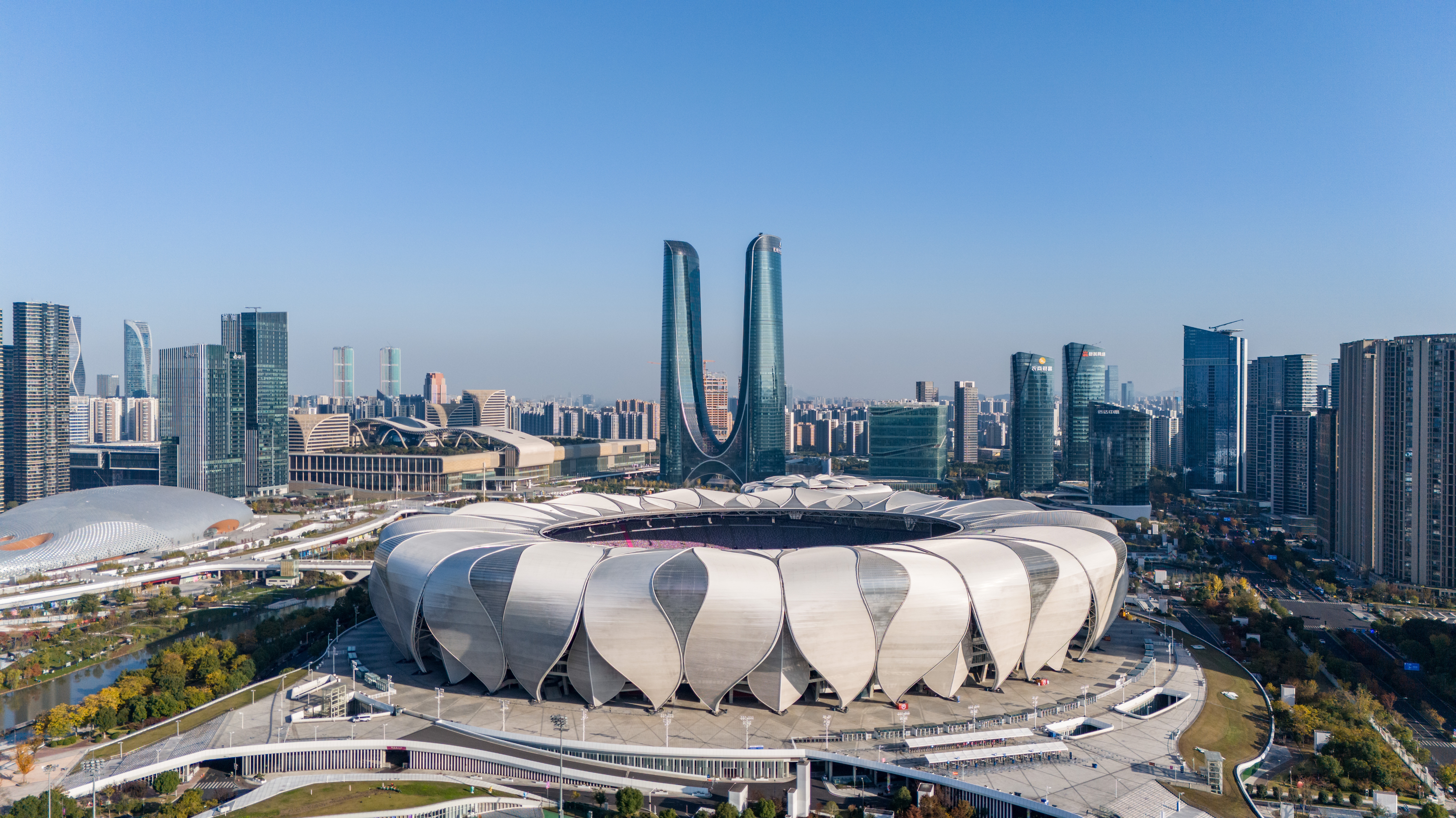  杭州網(wǎng)：杭州“大蓮花”草坪已全部更換完畢，進入精細養(yǎng)護階段