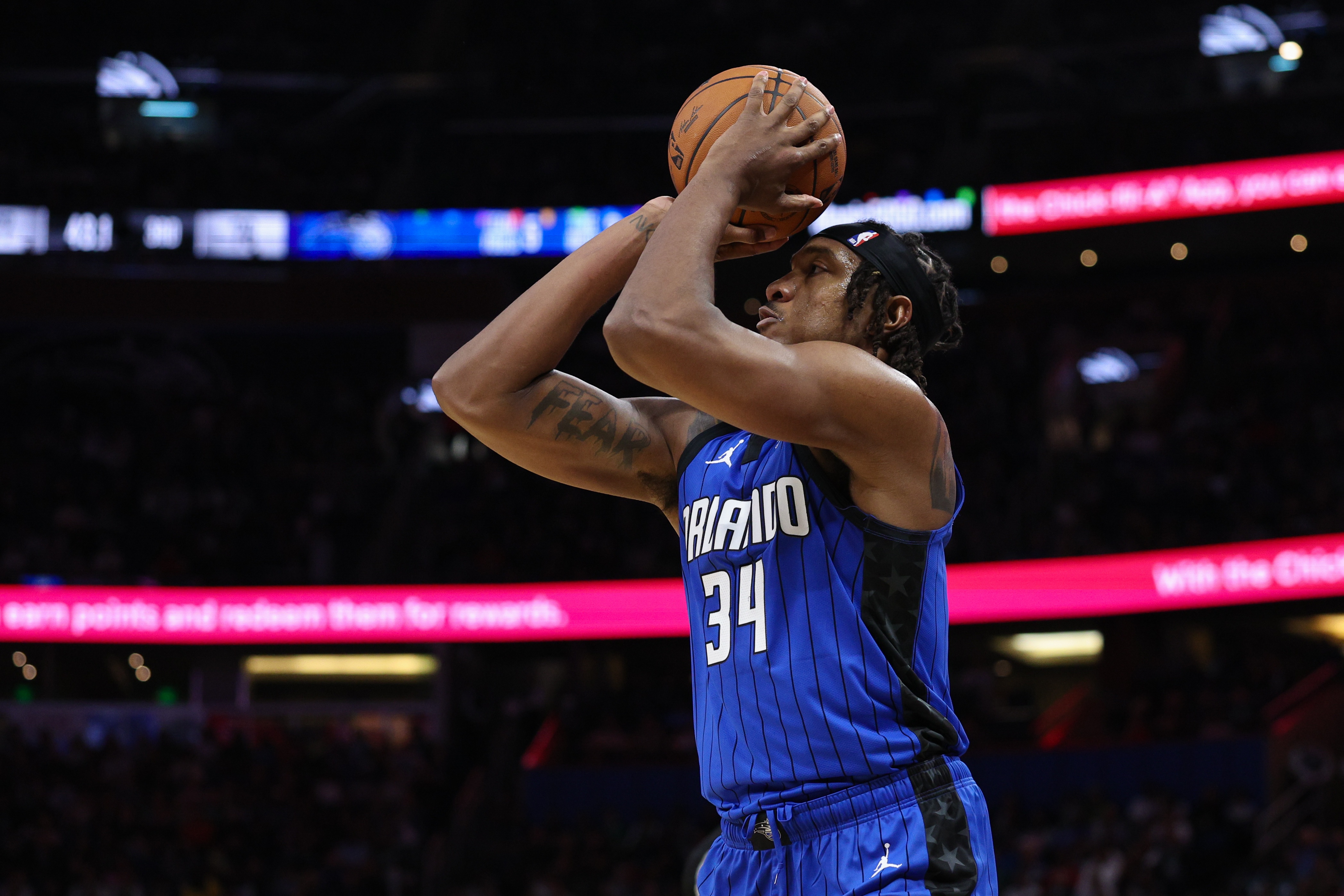  穩(wěn)定發(fā)揮！小卡特13中7砍16分12板2帽&6前場板 正負值+32！