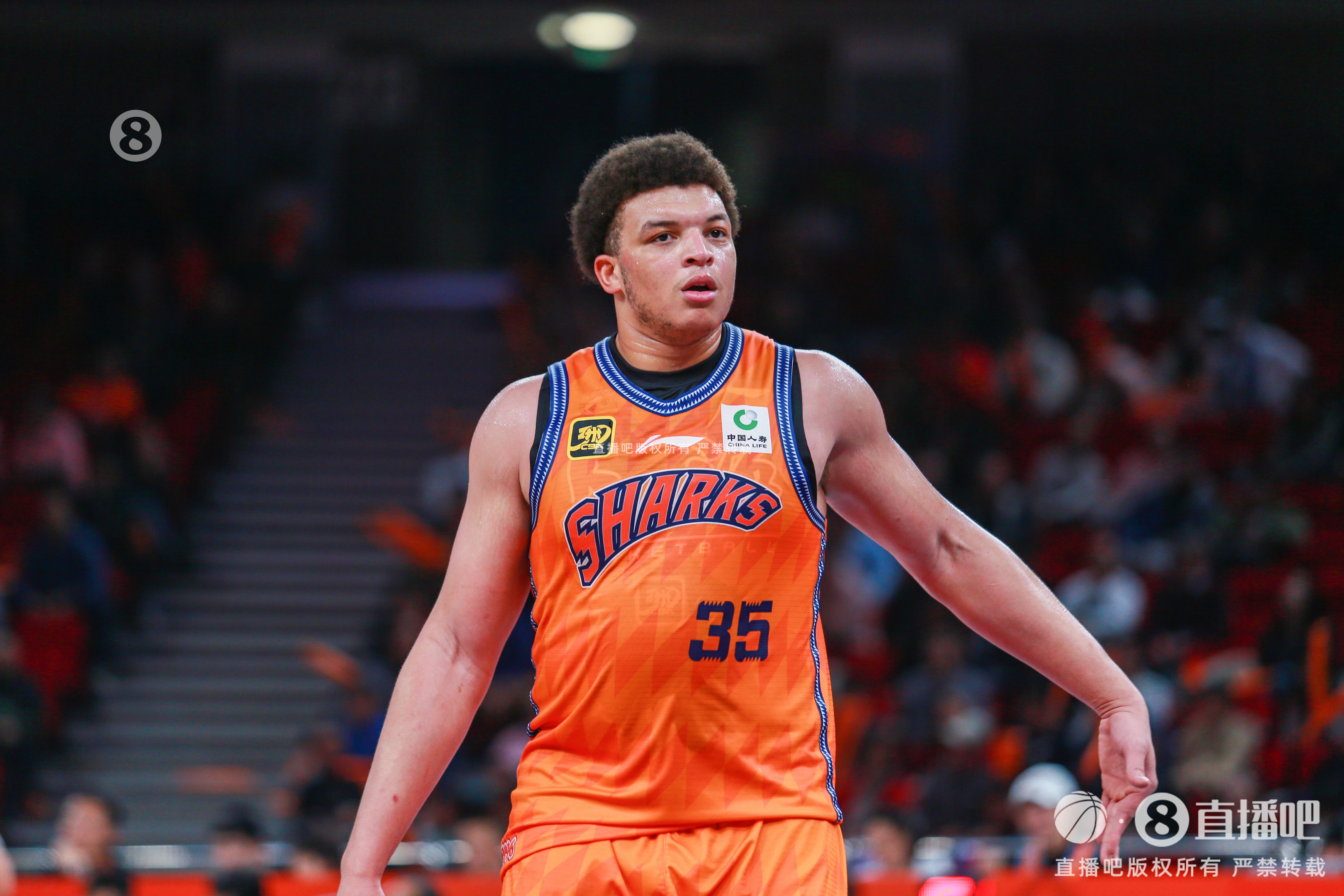  殺內(nèi)線無(wú)解！洛夫頓半場(chǎng)15中10轟下22分9籃板3助攻 次節(jié)無(wú)失誤