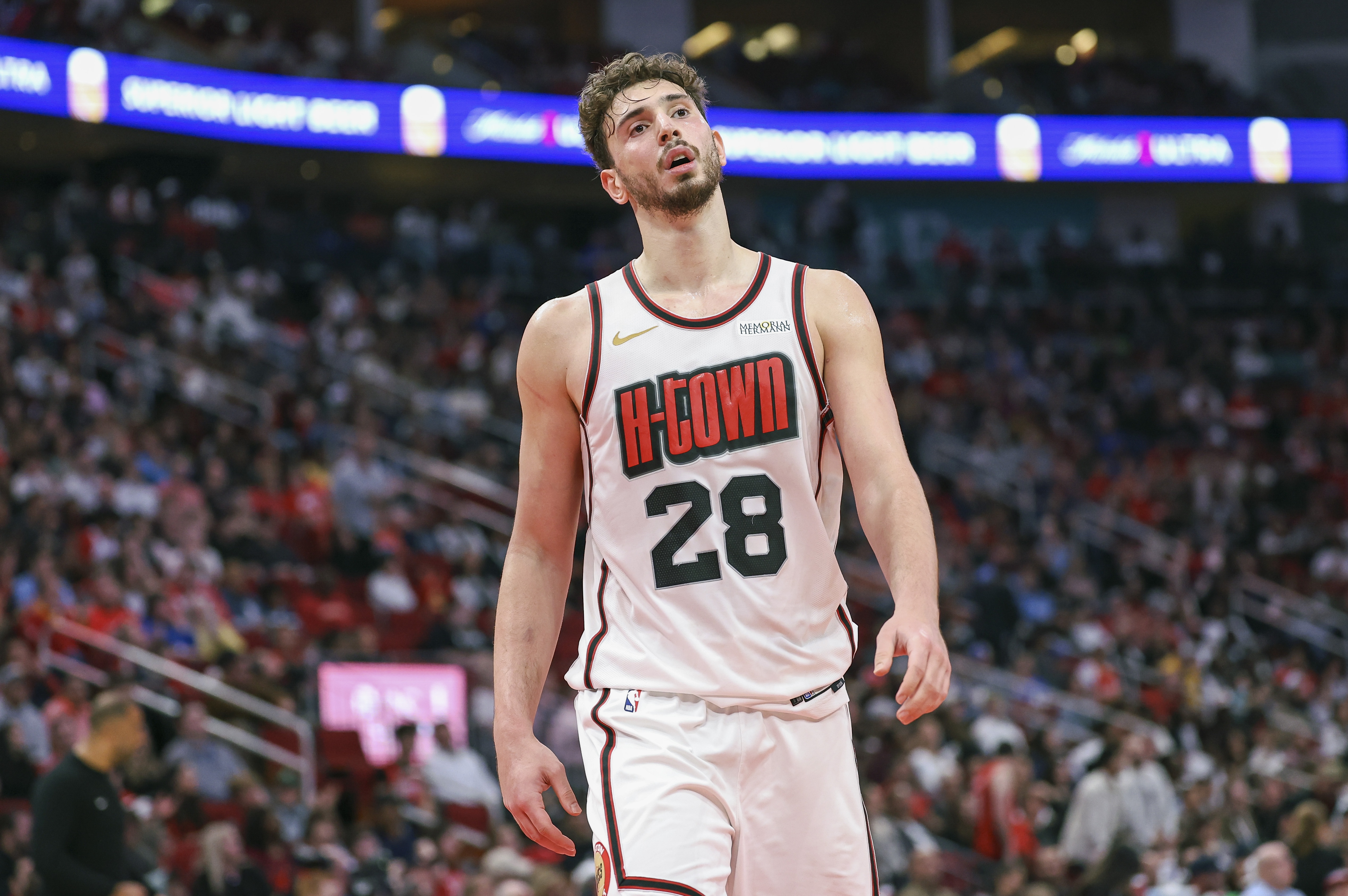  末節(jié)獨得10分！申京12中7拿到17分13板5助 正負值+13