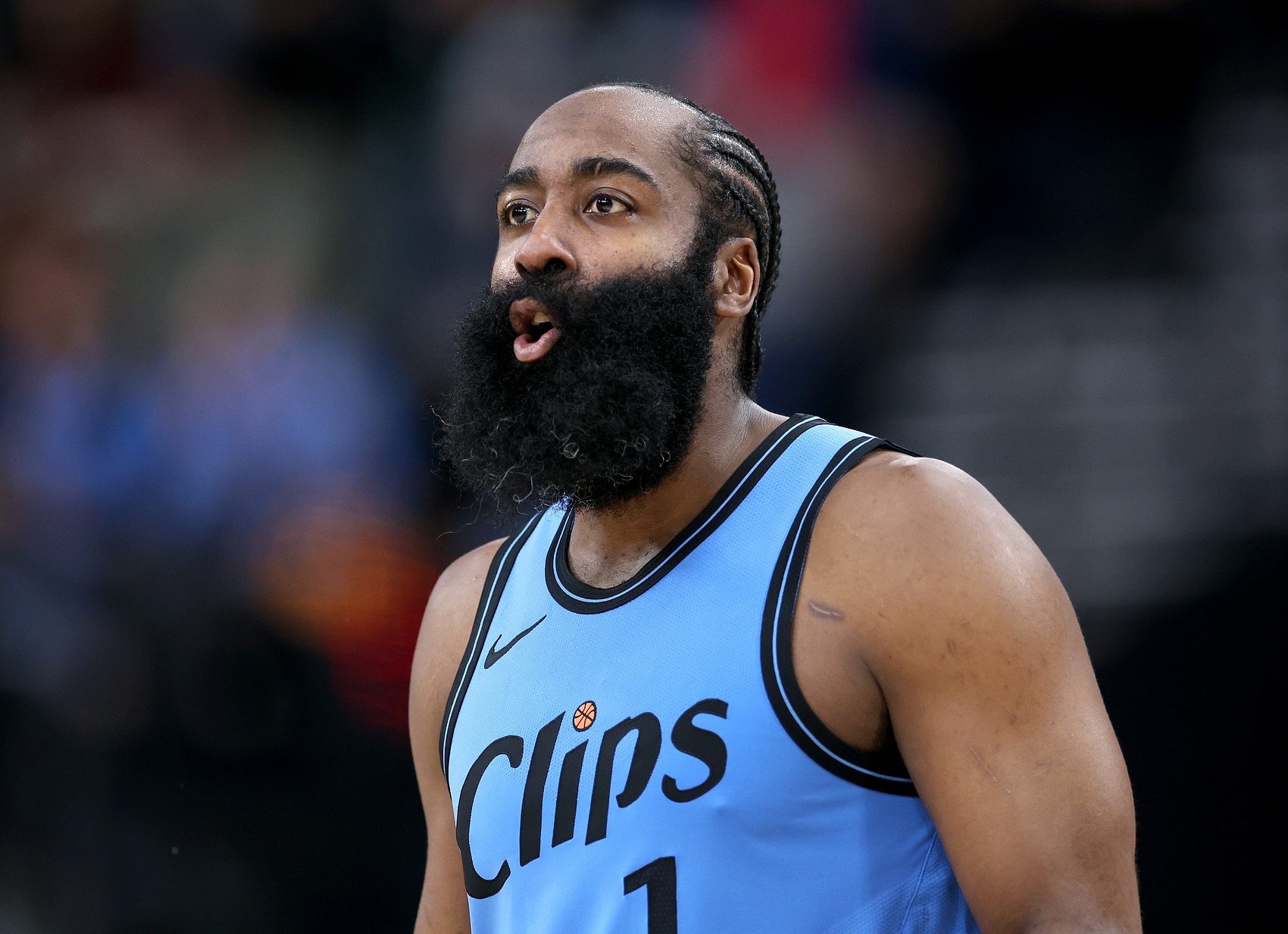  手感不佳但串聯依然很穩(wěn)！哈登半場三分6中1拿7分 但送出8助2斷