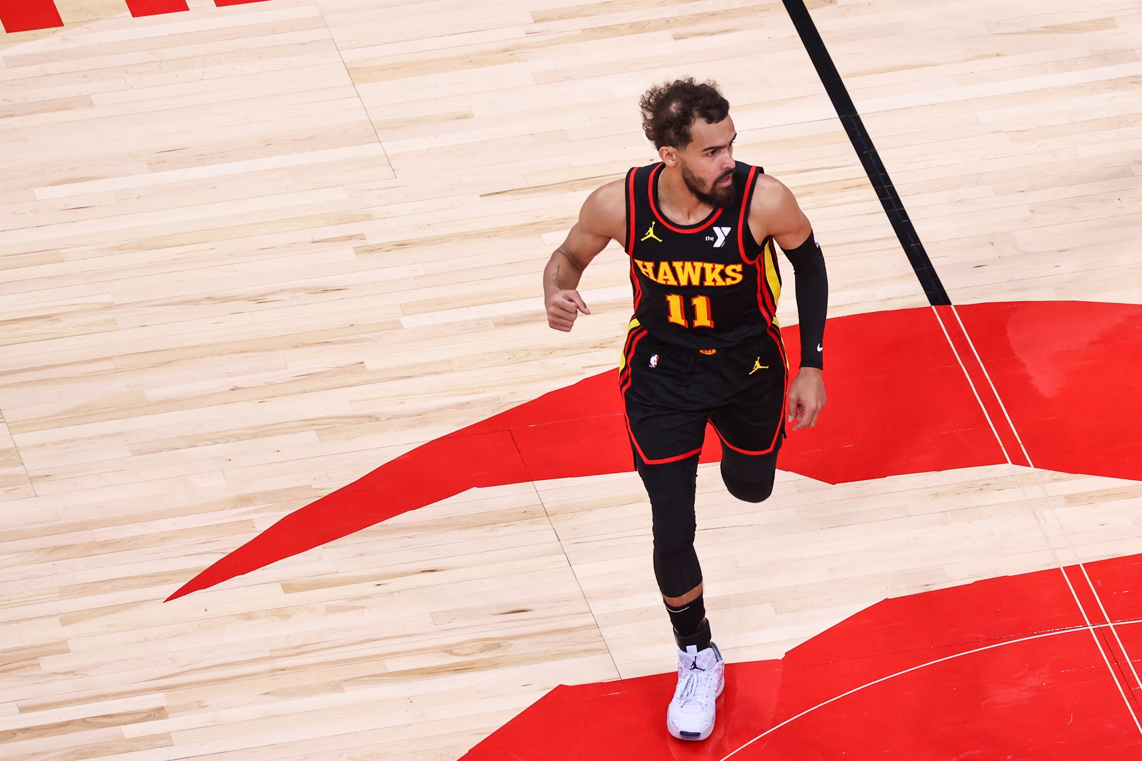  要起飛??！特雷-楊半場(chǎng)15中8得23分6助 正負(fù)值+14全隊(duì)最高