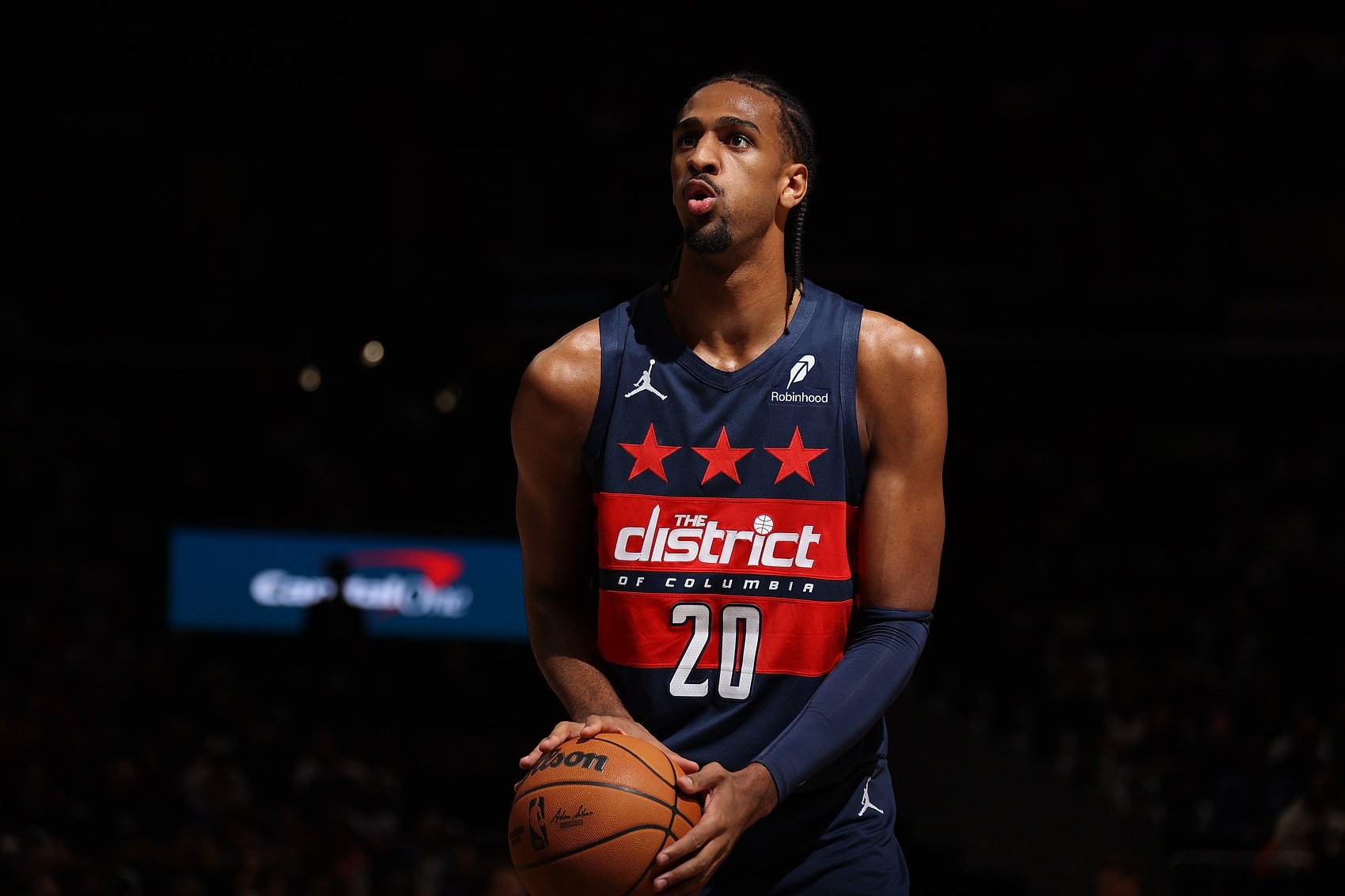  很準(zhǔn)！薩爾上半場(chǎng)8投6中&三分6中4 攻下20分5板1助2斷